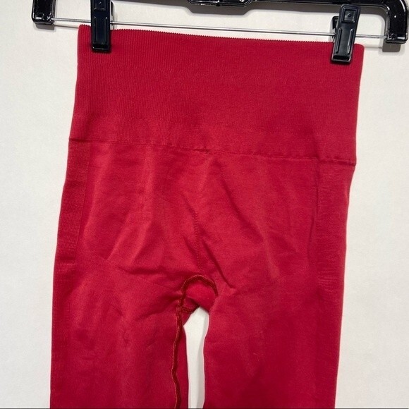 Lululemon Zone Tight Leggings in Cranberry 2 - Picture 12 of 13